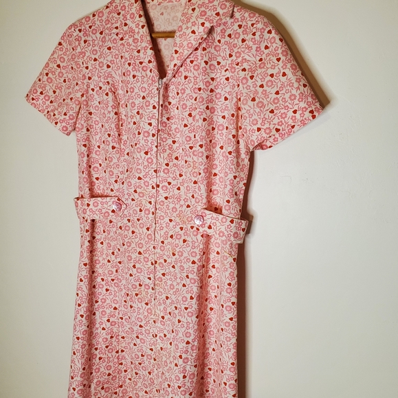 Broken Hearts Pink and Red Printed Vintage Short Sleeve Zip-Up House Dress - Picture 9 of 13